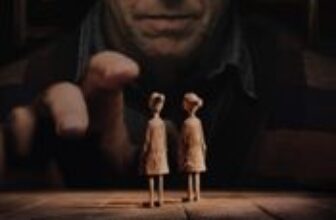 Poster oficial Heretic 2024 – Film Horror cu Hugh Grant și Sophie Thatcher